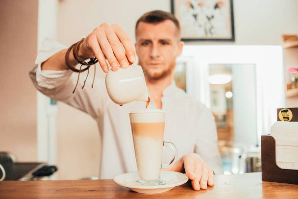 guy learns to make coffee. barista training - Zdjęcie, obraz