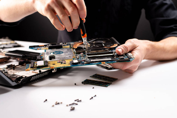 engineer fix a computer, change the hard drive - Foto, afbeelding