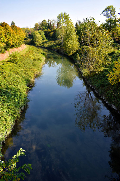 текущая река в сельской местности - Фото, изображение