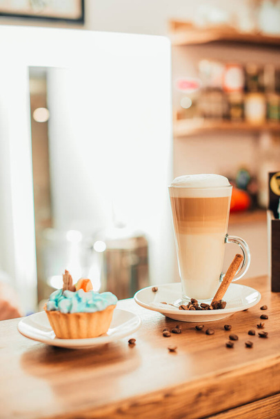 Tasse Cappuccino und Kuchen auf Holzgrund - Foto, Bild