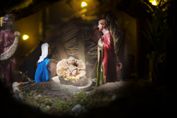 Belén de Navidad - Jesucristo, María y José. Figuras de madera en el fondo. - Foto, Imagen