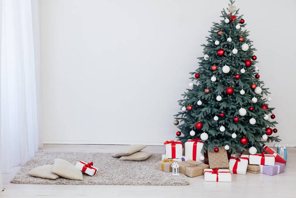 Πρωτοχρονιά διακόσμηση Χριστουγεννιάτικο δέντρο με δώρα και γιρλάντες - Φωτογραφία, εικόνα