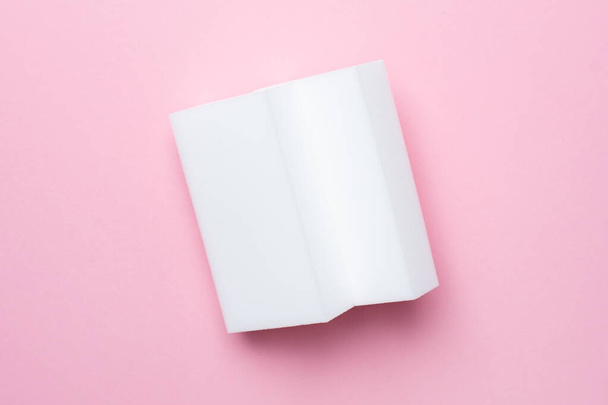 Melamine sponges on pink background, minimalism , white figure, kitchen and home cleaning top view - Foto, afbeelding