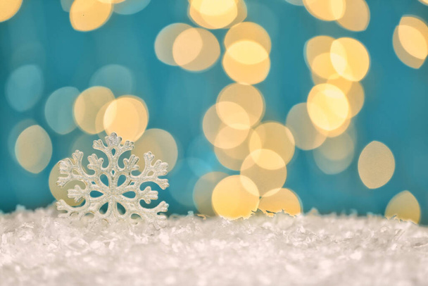 Floco de neve decorativo bonito contra luzes festivas borradas, espaço para texto - Foto, Imagem