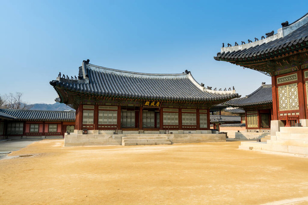 Casa tradicional de madera coreana con azulejos negros en Gyeongbokgung, también conocido como Gyeongbokgung Palace o Gyeongbok Palace, el principal palacio real de la dinastía Joseon.   - Foto, Imagen