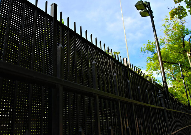 Τεράστια ατσάλινη πύλη ασφαλείας με αυτοματισμό. . Υψηλής ποιότητας φωτογραφία - Φωτογραφία, εικόνα