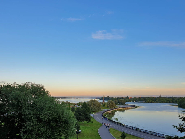 Summer evening. Volga embankment is the pearl of Yaroslavl. Park on the Arrow. Sunset scene. - Фото, зображення