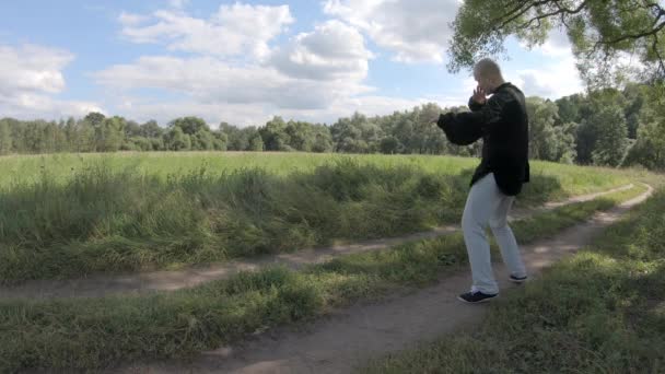 Ο άνθρωπος εκτελεί κλωτσιές στο στυλ του Taekwondo - Πλάνα, βίντεο