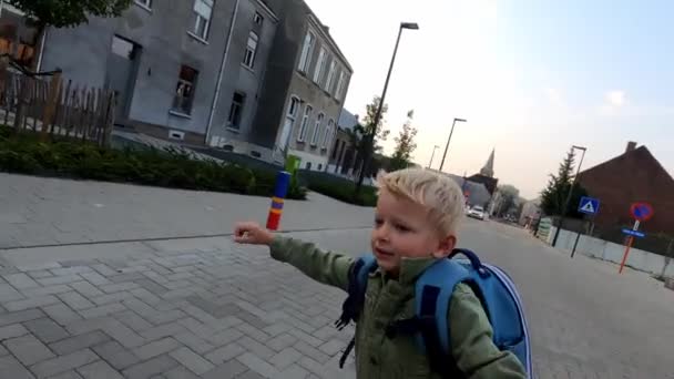 schoolkind lopen naar school hand in hand met zijn vader - Video
