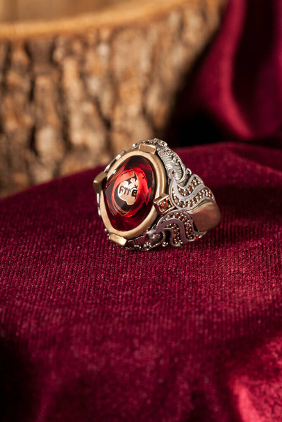 Design pánské stříbrný prsten na vínové sametové pozadí - Fotografie, Obrázek
