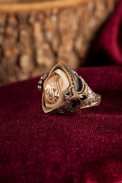 Design pánské stříbrný prsten na vínové sametové pozadí - Fotografie, Obrázek