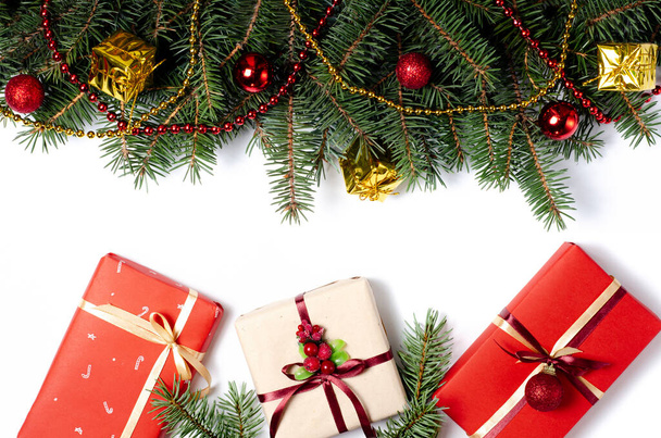 Albero di Natale con decorazioni rosse e dorate e regali su sfondo bianco. Modello di Natale. Piatto concetto di posa foto - Foto, immagini