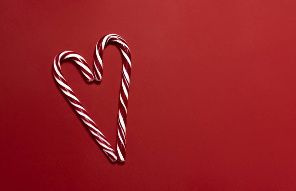 Karácsonyi cukorka piros háttér szabad hely a szöveg és a design. Karácsonyi sablon - Fotó, kép