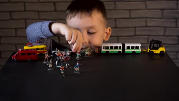 Зйомки чотирирічної дитини, що грає з олов'яними солдатами та машинами
 - Кадри, відео