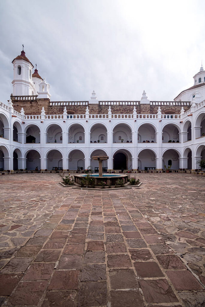 Подвір "я монастиря Сан - Феліпе - де - Нері (Сукре, Болівія). - Фото, зображення