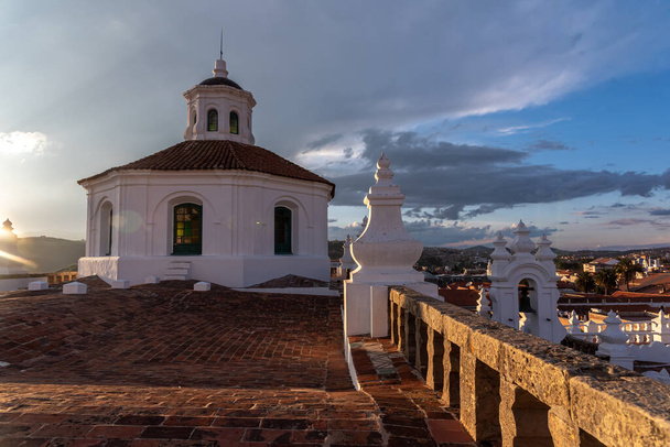 Вид на дах монастиря Феліпе Нері в Сукре, Болівія. - Фото, зображення
