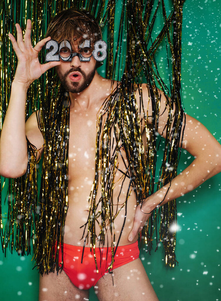 Homme nu en 2018 signe lunettes de soleil sur fond vert - Photo, image