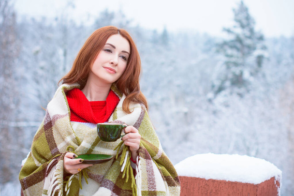 休日、クリスマス冬時間。休暇中の女性は屋外を歩く。暖かいファッショナブルな服の女の子、女性のファッションコンセプト。かなりいい冬のスタイル - 写真・画像