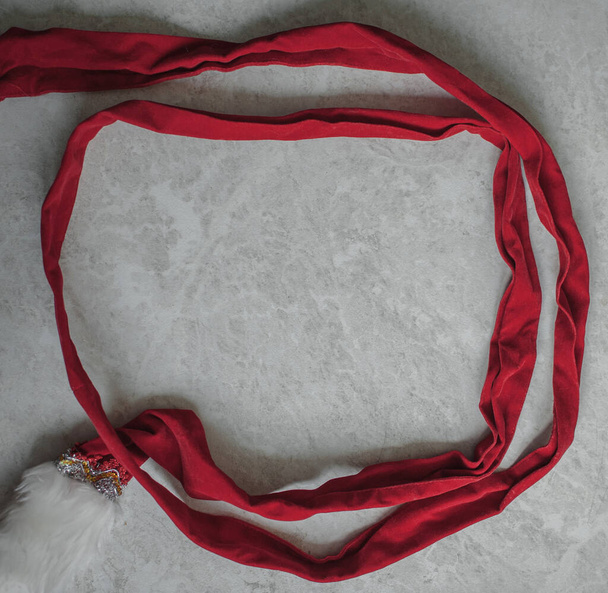 cinturón de Santa Claus rojo sobre un fondo claro - Foto, imagen