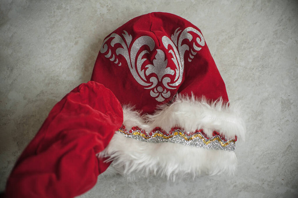 palčák a klobouk Santa Claus na světlém pozadí - Fotografie, Obrázek