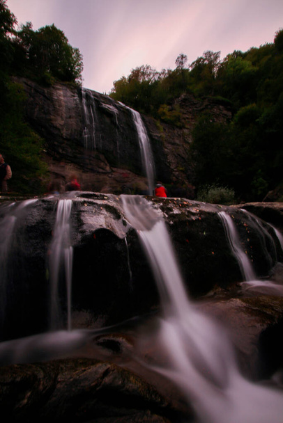 Suutu Falls, província de Bursa da Turquia está localizado a 18 km do distrito Mustafakemalpaa e atende às necessidades de água potável do distrito, derramado a partir da cachoeira de 38 metros de altura FELEZ - Foto, Imagem