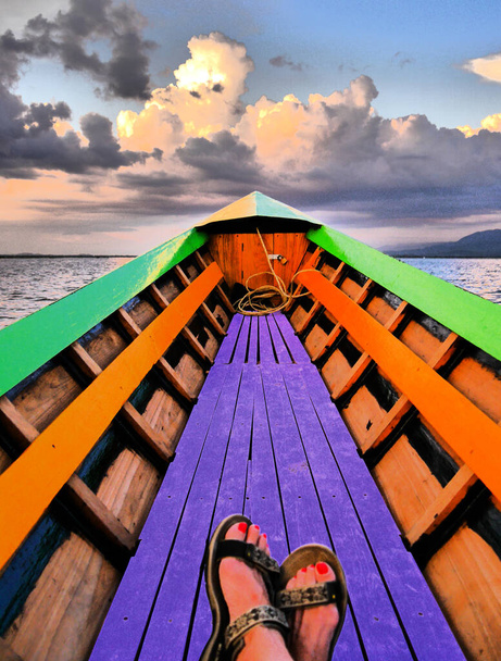 Traumhaftes Bild weiblicher Füße in einem Ruderboot auf dem Inle Lake, Myanmar - Foto, Bild