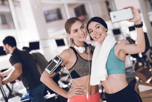Girls communicate between sessions and do selfies. - Foto, Bild