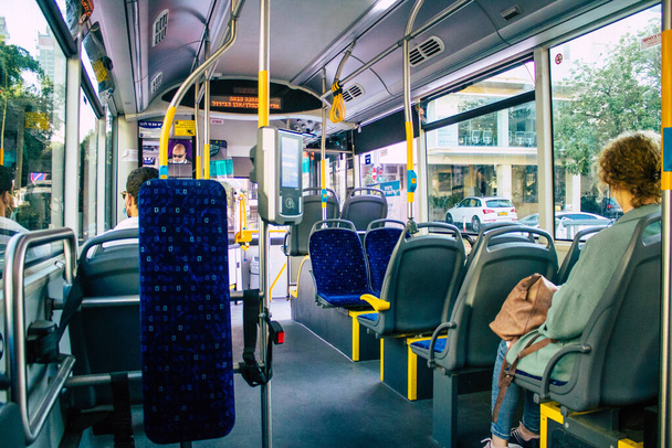 Tel Aviv Israel 25. November 2020 In einem israelischen Linienbus, der während der Sperrung und des Coronavirus-Ausbruchs durch die Straßen von Tel Aviv fährt, um die Eindämmung der Bevölkerung zu erzwingen - Foto, Bild