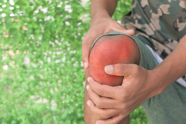 Close up su uomo sofferente dolore alle articolazioni del ginocchio - Foto, immagini