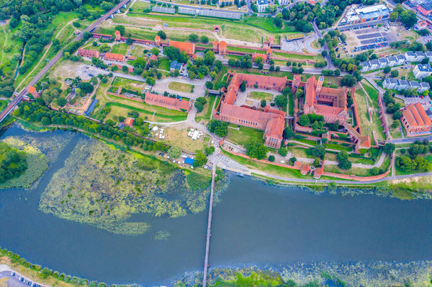 Vue aérienne du château de Malbork Teutonic en Pologne. C'est le plus grand château du monde mesuré par superficie et un site du patrimoine mondial de l'UNESCO, construit au XIIIe siècle.. - Photo, image