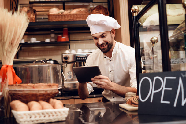 Young Bearded Man in Apron Standing in Bakery. - Foto, Bild