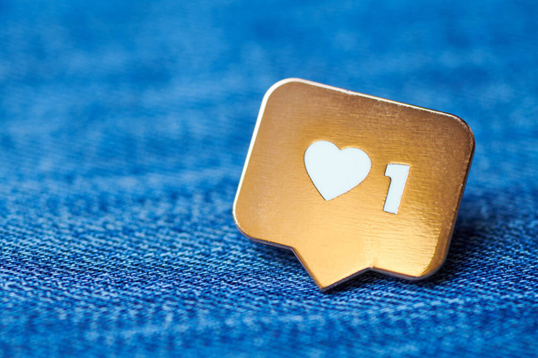 Como símbolo do coração. Como botão de sinal, símbolo com coração e um dígito. Marketing de redes sociais. Azul jeans textura fundo. - Foto, Imagem