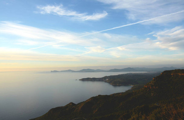 вид на побережье в Альгеро, Сардиния, Италия - Фото, изображение