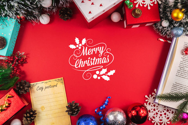 Une série de compositions et d'arrière-plans du Nouvel An très confortables sur le rouge, bannières et souhaits pour une bonne année, décorations et boîtes-cadeaux, cartes postales - Photo, image