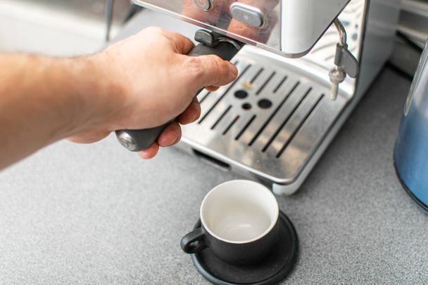 Preparing espresso in a coffee machine. - Fotoğraf, Görsel