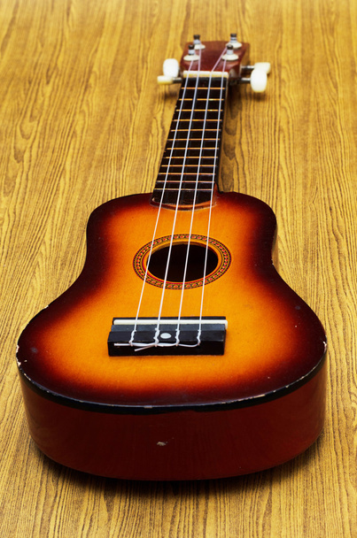 ukulele na textura da madeira
 - Foto, Imagem