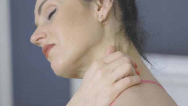 Fáradt nő masszírozza a nyakát.Közelkép - Felvétel, videó