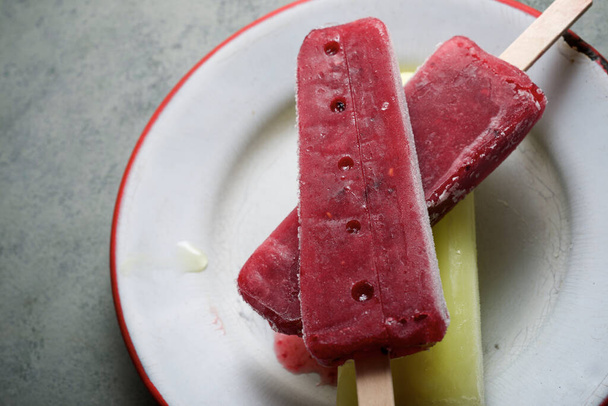 Close-up of some fruit popsicles. - Foto, Imagem