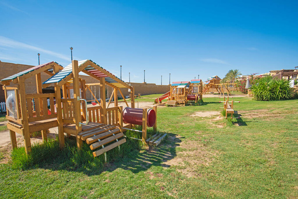 Suuri puinen kiipeilyteline rakenne lasten leikkipaikka alueella luksushotelli keinona - Valokuva, kuva