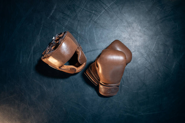 top view of boxing gloves and protective helmet on black background - Foto, Imagem