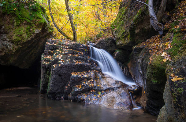 Водоспад Фотіново (водоспад Фотинський) на горі Родопес, Пазарджицька область, Болгарія. Дивовижний осінній краєвид - Фото, зображення