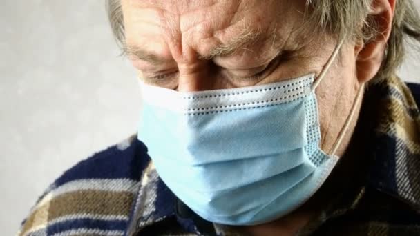 Больной человек в медицинской маске задыхается, тяжело дышит, ему не хватает кислорода - Кадры, видео