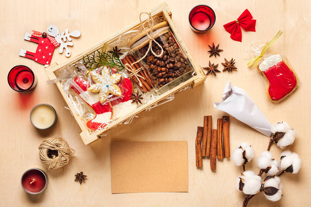 pakiet opieki, sezonowe pudełko z kawą, pierniki i cynamon Personalizowany kosz przyjazny dla środowiska dla rodziny, przyjaciół na dziękczynienie, Boże Narodzenie, matki, Dzień ojców Flat lay. - Zdjęcie, obraz