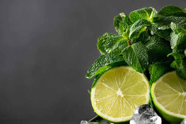mojito set - fresh mint, lime and ice, close-up - Foto, Imagen