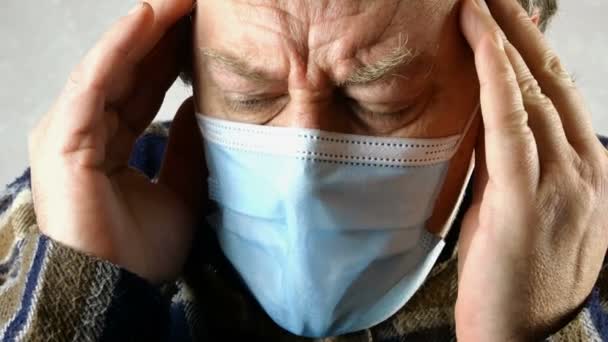 Zieke man met medisch masker stikt, ademt zwaar, hij heeft niet genoeg zuurstof.. - Video