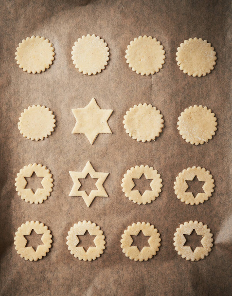 Bovenaanzicht van bakplaat met rauwe koekjes - Foto, afbeelding
