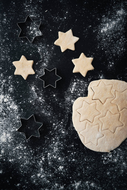 Visão superior de biscoitos de Natal crus no fundo preto - Foto, Imagem