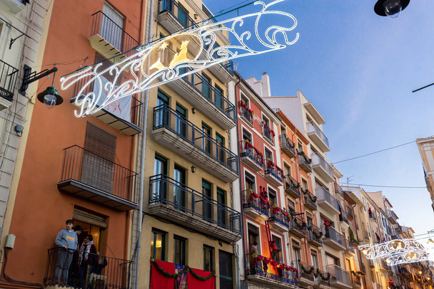 Alcoy, ESPANHA - 5 de janeiro de 2019: Decorações nas ruas da cidade durante a Procissão dos Três Reis - Foto, Imagem