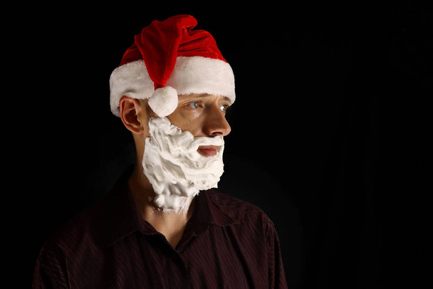 Санта - людина з бородою обгоління піни в сорочці на чорному тлі - Фото, зображення