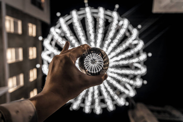 Świąteczne dekoracje Londynu przez krystaliczną kulę - Zdjęcie, obraz